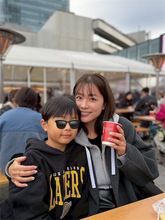 夫はプロバスケ選手、42歳元フジアナが「大満喫の週末」子どもたちとクリスマスマーケットへ