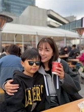 夫はプロバスケ選手、42歳元フジアナが「大満喫の週末」子どもたちとクリスマスマーケットへ