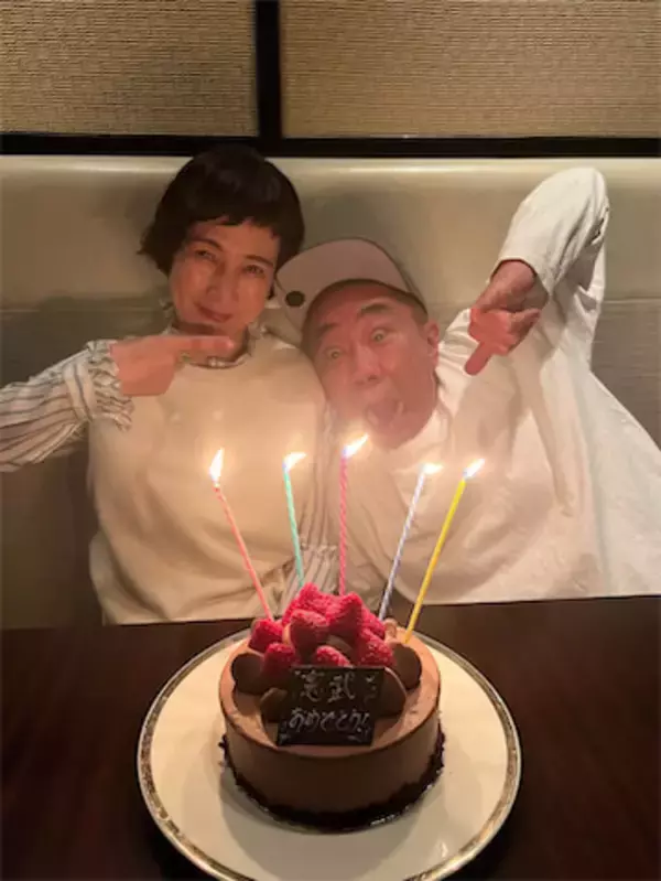 木梨憲武、64歳誕生日に妻・安田成美との夫婦ショット公開「素敵な夫婦でうらやましい」