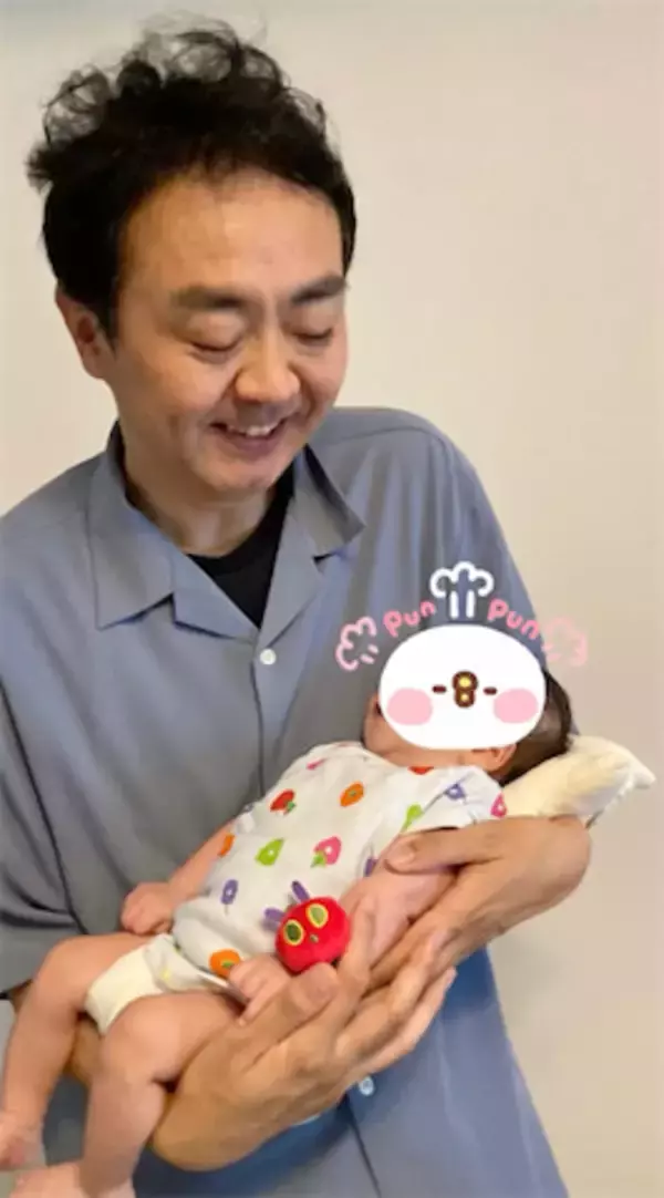 アンガールズ田中、生後2カ月長男との親子ショットに反響「優しいパパの顔」「いい写真」