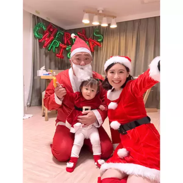 西野未姫、”サンタコス姿”で家族3人でのXmasショット公開「仲良し家族で幸せですね」