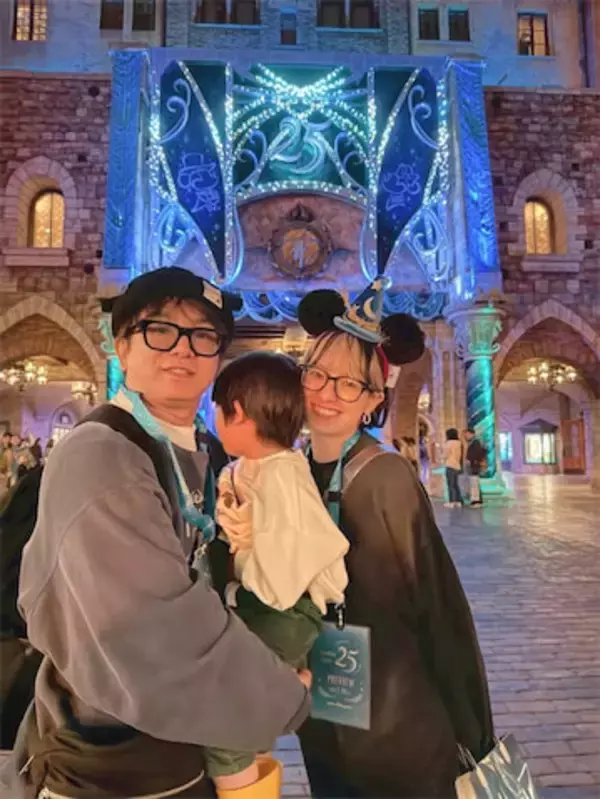 南明奈、ディズニーシー25周年を家族で満喫「息子くん、初グリーティングに大喜び」