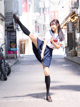 33歳"日本一強い女子アナ"、セーラー服姿で蹴り上げショット「まだまだ現役でいけますね」