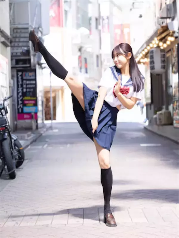 33歳"日本一強い女子アナ"、セーラー服姿で蹴り上げショット「まだまだ現役でいけますね」