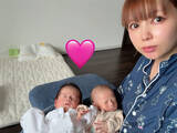 「中川翔子が双子の“ダブル抱っこ”に大苦戦、膝&腰が限界で「双子用ベビーベッドを導入！」」の画像1
