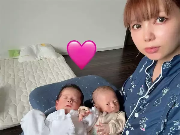 中川翔子が双子の“ダブル抱っこ”に大苦戦、膝&腰が限界で「双子用ベビーベッドを導入！」