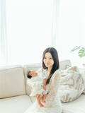 「28歳美女インフルエンサー、愛娘のニューボーンフォト披露「とにかく可愛くて、愛おしくて」」の画像1