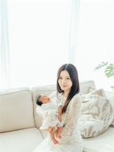 28歳美女インフルエンサー、愛娘のニューボーンフォト披露「とにかく可愛くて、愛おしくて」