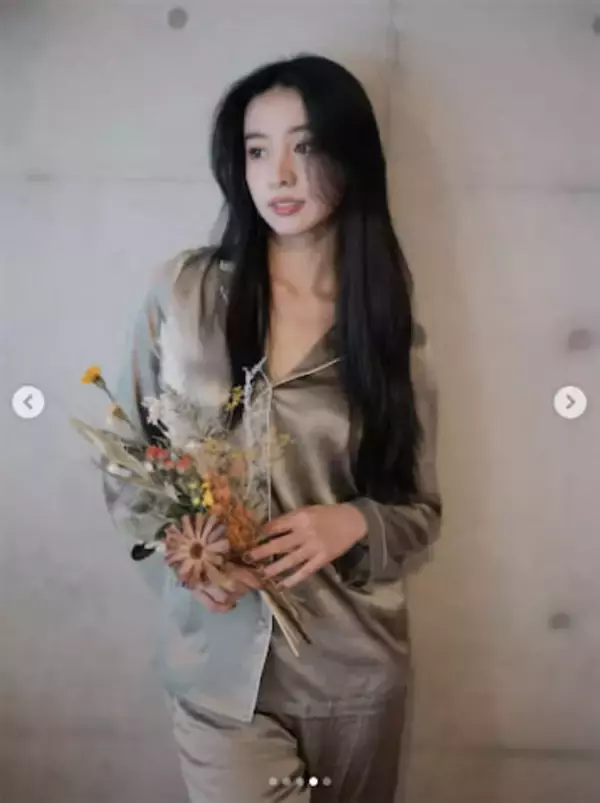 Koki,“一日の終わりを優しく包み込む”エレガントなシルクパジャマ姿を公開