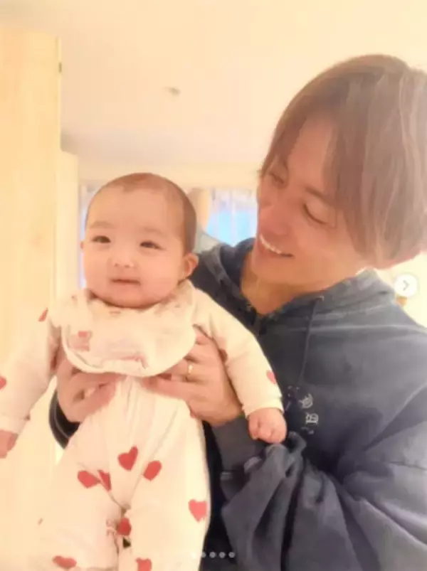 「希空が撮ってくれた」杉浦太陽、次女・夢空ちゃんを抱っこした微笑ましい親子ショット公開