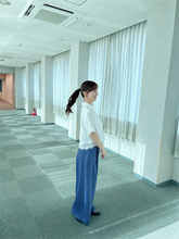 皆藤愛子、揺れるポニテ×パンツスタイルで魅了「この笑顔たまらんなぁ～」