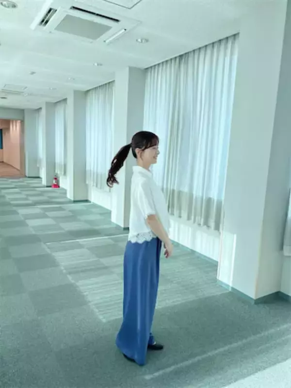 皆藤愛子、揺れるポニテ×パンツスタイルで魅了「この笑顔たまらんなぁ～」