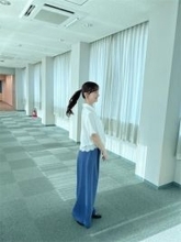 皆藤愛子、揺れるポニテ×パンツスタイルで魅了「この笑顔たまらんなぁ～」