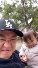 山本圭壱、愛娘・にこりちゃんが“怒り顔”を真似した姿が可愛すぎると話題