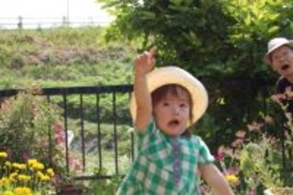 21歳虫好き女優、曾祖父との‟平和すぎる一枚”が万バズ「この世は素晴らしいと思わされる」