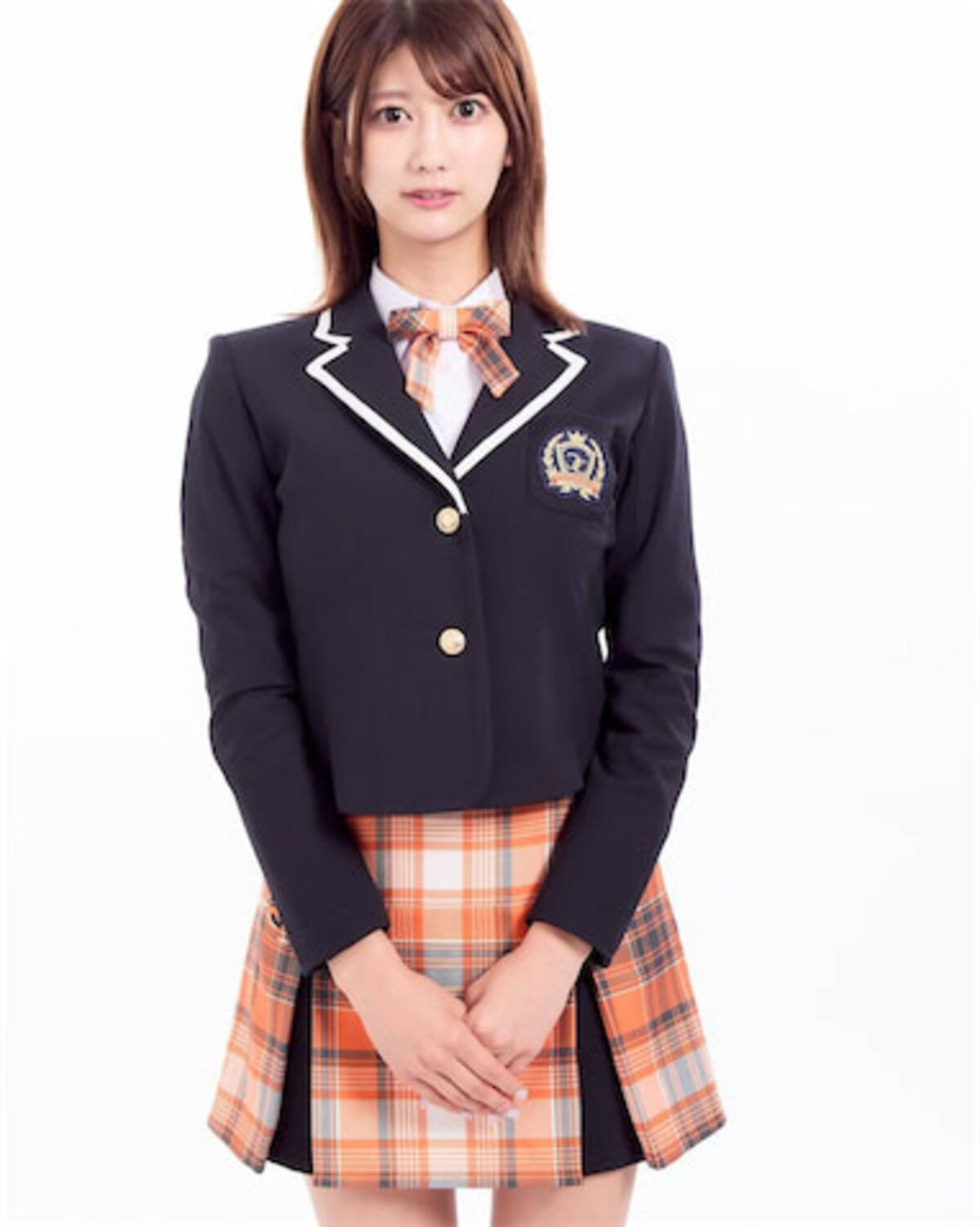 瀧山あかね、オレンジチェックのミニスカ制服姿を公開 (2024年7月28日) - エキサイトニュース