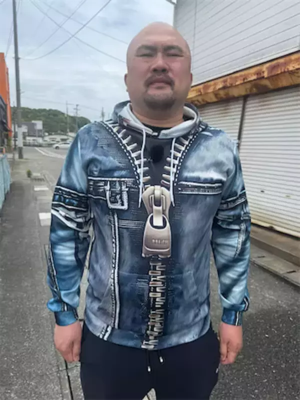 「チャックでかくない？」鬼越・良ちゃんのパーカーにツッコミ殺到「格ゲーのキャラでいそう」