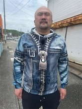 「チャックでかくない？」鬼越・良ちゃんのパーカーにツッコミ殺到「格ゲーのキャラでいそう」