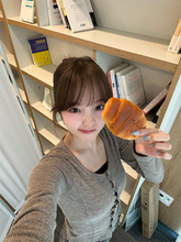 本田真凜、”好きな食べ物ランキング4位”塩パンにかぶりつくお茶目な姿に「かわいい」の嵐
