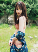 NGT48・西潟茉莉奈が『週プレ』登場、あどけない表情でスレンダー美ボディを披露