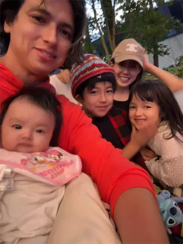 アレクサンダー、0歳次女が“ディズニーデビュー”家族5人ショットに「全員美形」の声