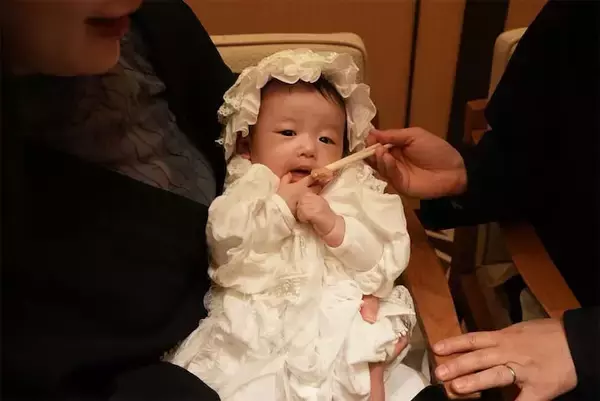 やついいちろう、第1子のお食い初め公開「やついさんと初音ちゃんミックスのお顔がかわいい」