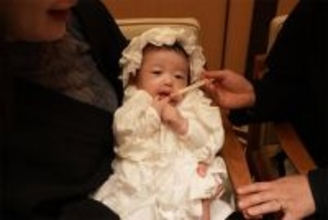 やついいちろう、第1子のお食い初め公開「やついさんと初音ちゃんミックスのお顔がかわいい」