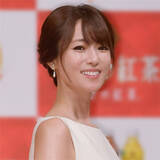 「深田恭子、新作カレンダーで証明した圧倒的美貌 “大人かわいい”43歳はどこまで進化するのか」の画像1