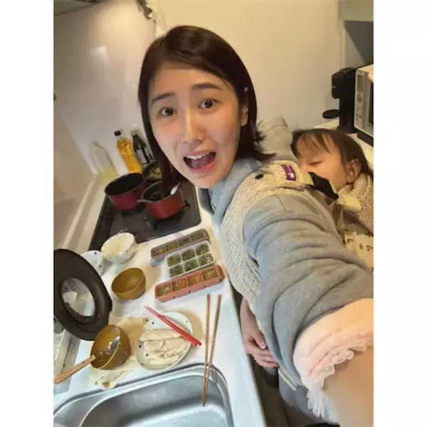 西野未姫、"激ぐずり"1歳娘をおんぶして夕食＆離乳食作り「寝かしつけはけーにお願いした」