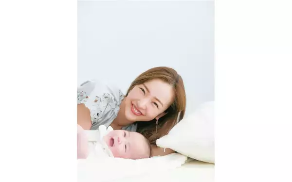 元AKB48 板野友美が出産後初めて雑誌表紙に「成長していく我が子を想像しながら楽しく撮影」