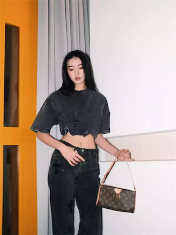 ほっそりくびれがあらわに、Koki, デニムコーデでナチュラルな美を披露