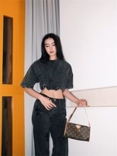 ほっそりくびれがあらわに、Koki, デニムコーデでナチュラルな美を披露