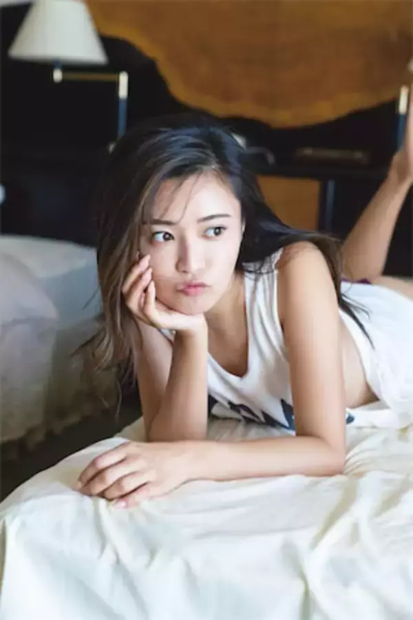 小島瑠璃子のラスト写真集が二度目の増刷、ヘルシー寝起き＆小麦肌美尻が眩しい各裏表紙公開