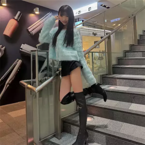 ほぼ脚？ 中学生モデル・こいろん、“美脚すぎる”ロングブーツコーデ披露