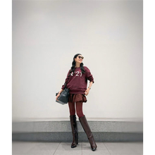 アンミカ、全身ボルドーの"大人ワントーンコーデ"で美脚披露「憧れの女性」「脚長ーい」