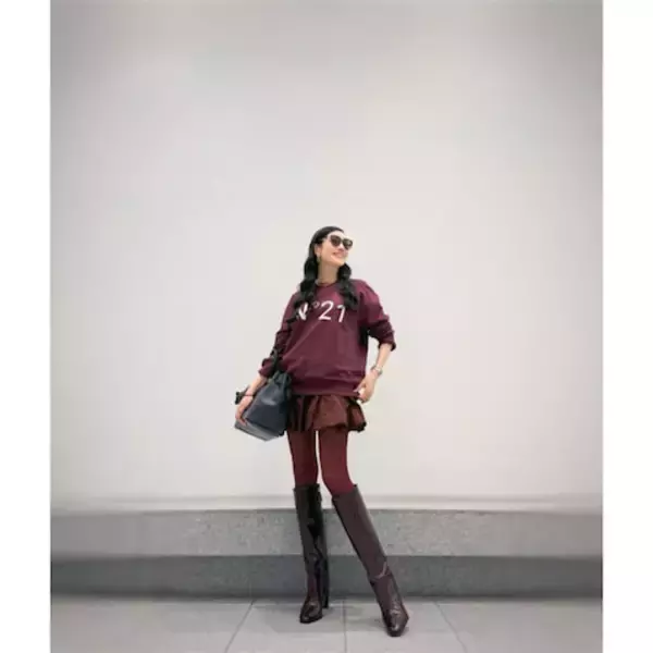 アンミカ、全身ボルドーの"大人ワントーンコーデ"で美脚披露「憧れの女性」「脚長ーい」