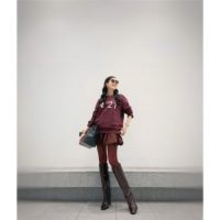 アンミカ、全身ボルドーの"大人ワントーンコーデ"で美脚披露「憧れの女性」「脚長ーい」