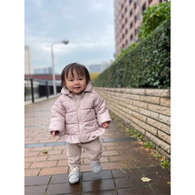 極楽とんぼ・山本圭壱、よちよち歩く1歳愛娘と”朝のお散歩デート”を満喫