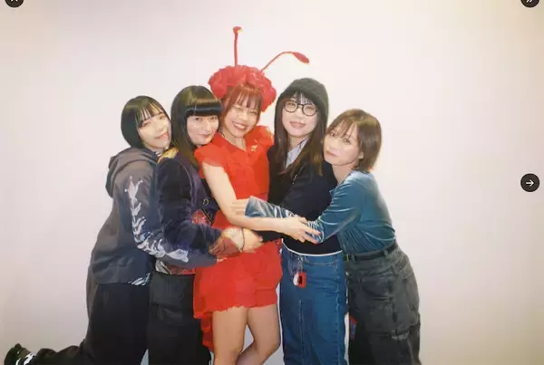 アイナ・ジ・エンド、元BiSHメンバーと”ギュッ”と密着集合ショット公開「尊すぎる」