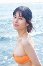 ”最高に攻めた”デジタル写真集発売の大久保桜子、『FLASH』でオレンジが映える水着姿を披露