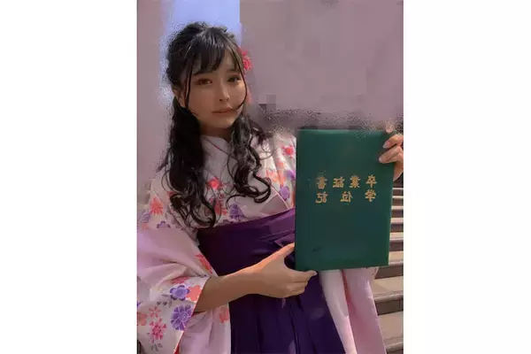 日本一脱げる法学部グラドル・橋本ひかり、 卒業袴から露出度MAXの水着への脱衣グラビアを披露