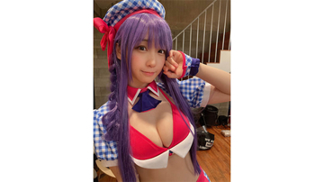 「どの角度からも完璧」伊織もえ、美しいバストに釘付けな"紫髪"コスプレショット披露