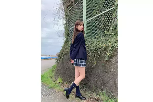 藤川らるむ、制服からくびれラインが美しい水着姿への脱衣グラビアを披露「JKなのに色気やばすぎ」