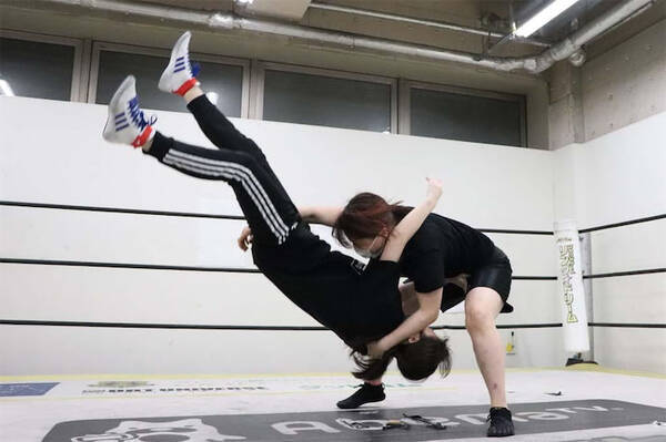 プロレス本格参戦のSKE48 荒井優希が練習を公開、得意技・カカト落としは上々の仕上がり