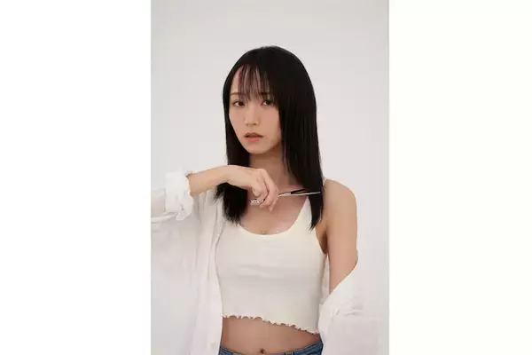 「ロングヘアをばっさりセルフカット、＝LOVE 野口衣織のキュートな写真集オフショットが話題」の画像