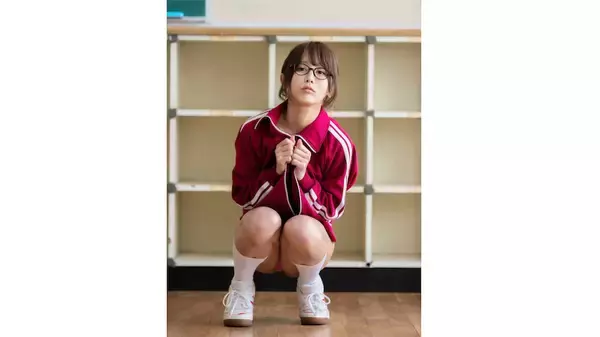 「「芋は芋でもメイクイーン」コスプレイヤー・いくみ、芋ジャージからのギャップあふれる脱衣グラビア披露」の画像