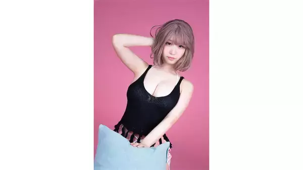 伊織もえ、むっちりボディを完全再現した『ガイシューイッショク』コスプレが破壊力抜群すぎる