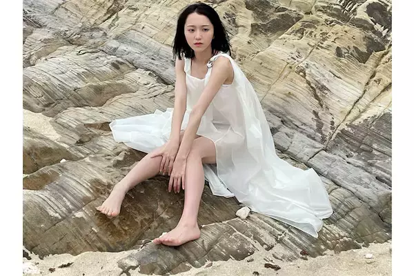 ＝LOVE 野口衣織、アーティスティックな雰囲気をまとう美肌ショットに「妖精に見えてきた」の声