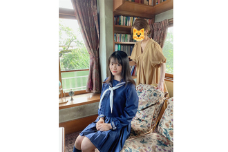 「永遠の女子高生」星名美津紀、豊満ボディあらわになるセーラー服の脱衣グラビアオフショットを公開