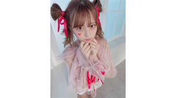 竹内星菜、「ハートの日」にシースルー衣装から生脚のぞかせた可愛すぎる"プレゼント"ショット公開